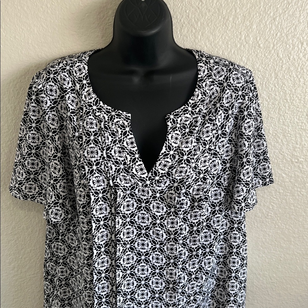 NWT Liz Claiborne Black and White Geometric Blouse Large - Picture 2 of 6
